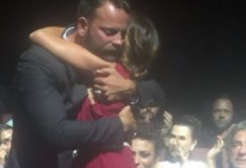 Il commovente abbraccio tra Ilaria Cucchi e Alessandro Borghi dopo la prima di Sulla Mia Pelle